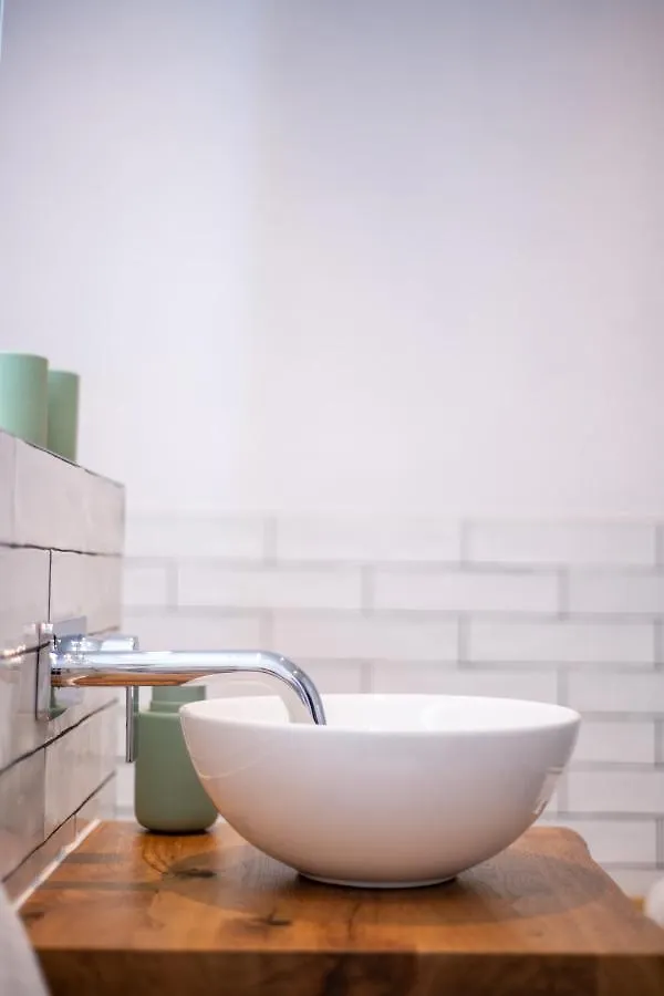 Comfortable 3 Room Apartment I 81 M2 I Central L Self-Check-In I Wifi & Netflix Hannover 0*,  Germany