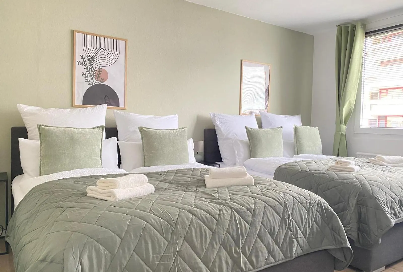 Comfortable 3 Room Apartment I 81 M2 I Central L Self-Check-In I Wifi & Netflix Hannover