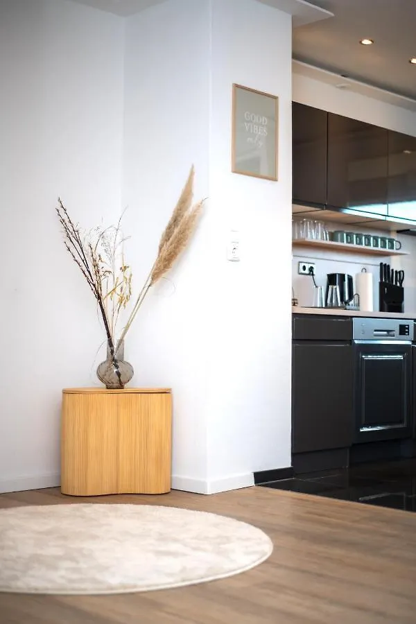 Comfortable 3 Room Apartment I 81 M2 I Central L Self-Check-In I Wifi & Netflix Hannover 0*,